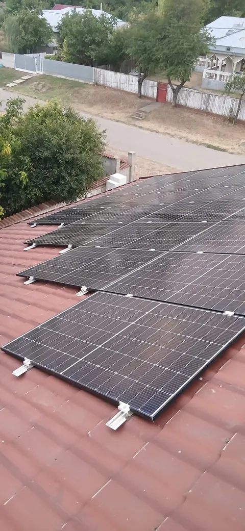 Șiruri de panouri fotovoltaice fixate cu cleme pe țiglă