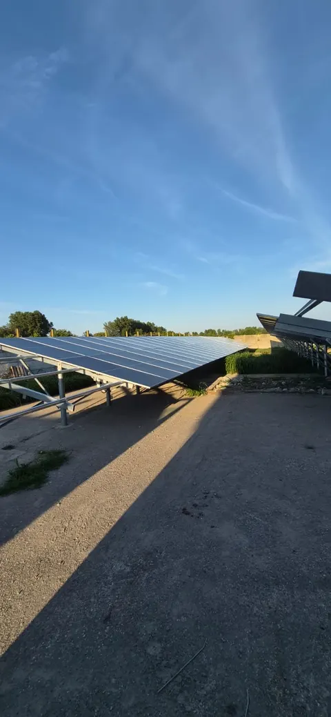 Panouri fotovoltaice pe structuri metalice, văzute din lateral