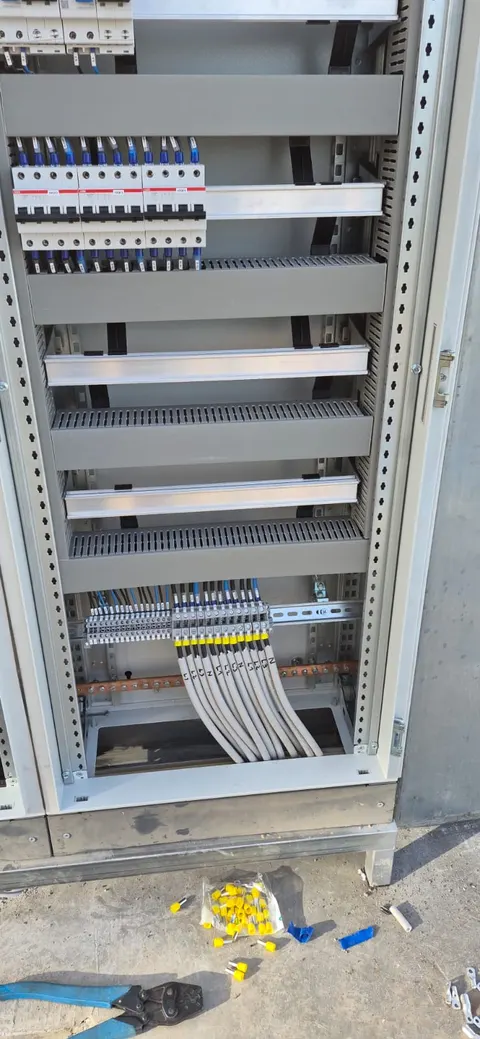 Tablou electric deschis cu întrerupătoare automate și cabluri marcate